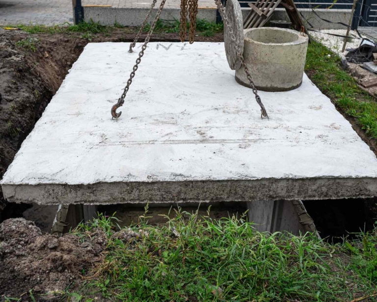 Jak przygotować teren pod montaż szamba betonowego?