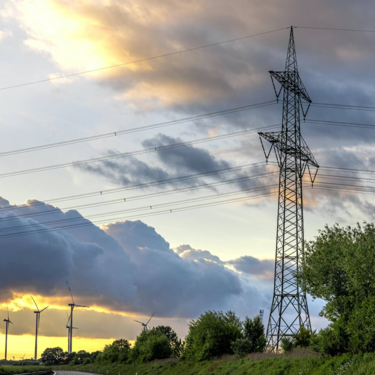 Czy warto kupić działkę ze słupem energetycznym?
