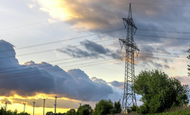 Czy warto kupić działkę ze słupem energetycznym?
