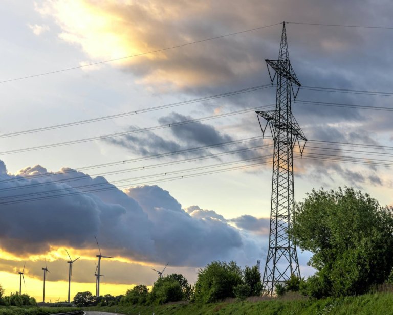 Czy warto kupić działkę ze słupem energetycznym?