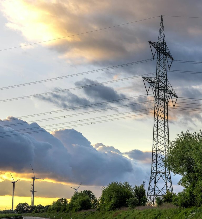 Czy warto kupić działkę ze słupem energetycznym?