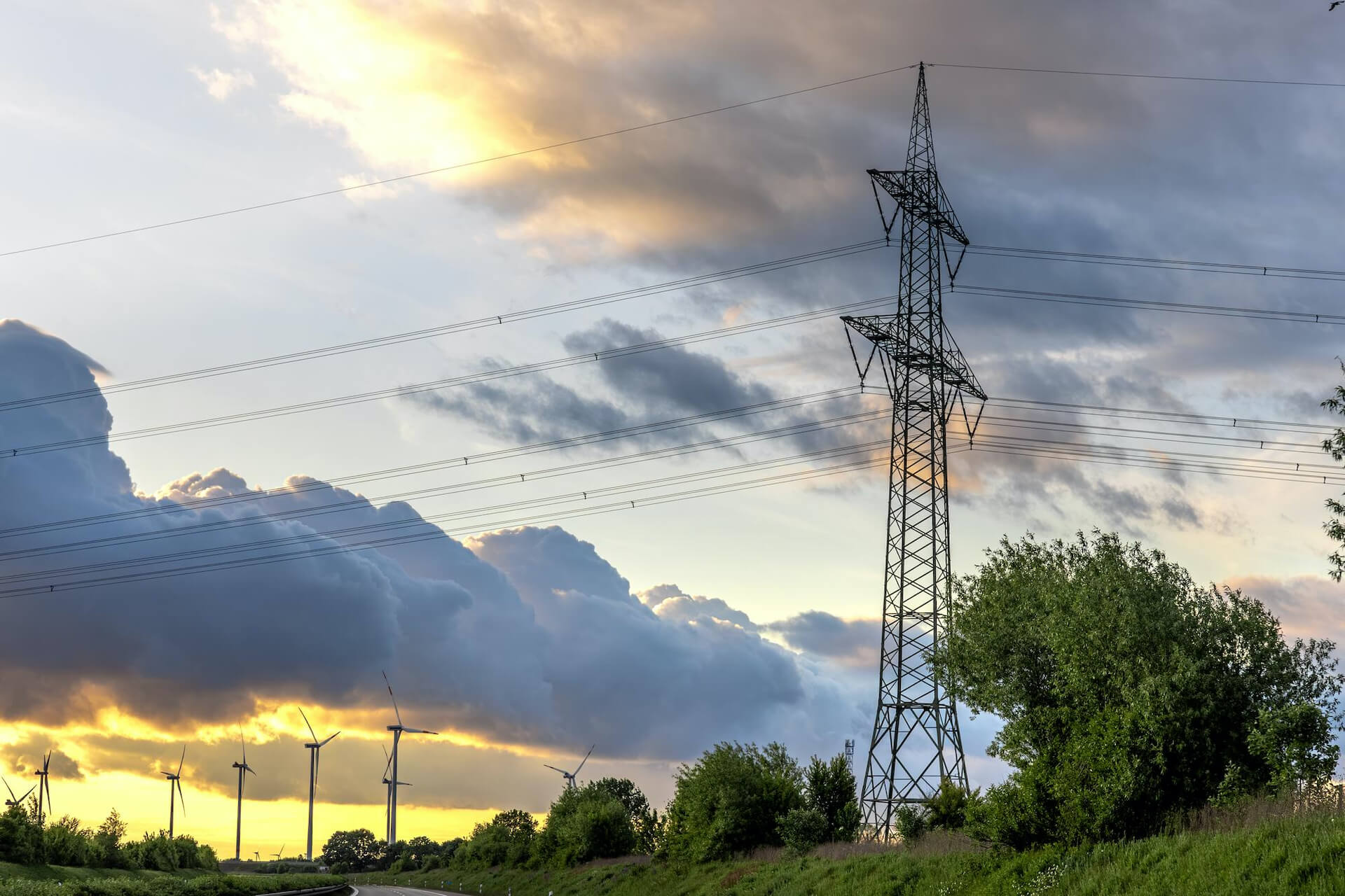 Czy warto kupić działkę ze słupem energetycznym?