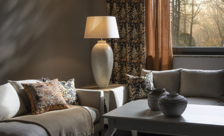 Ceramiczna podstawa lampy i abażur – duet, który nadaje wnętrzu charakter