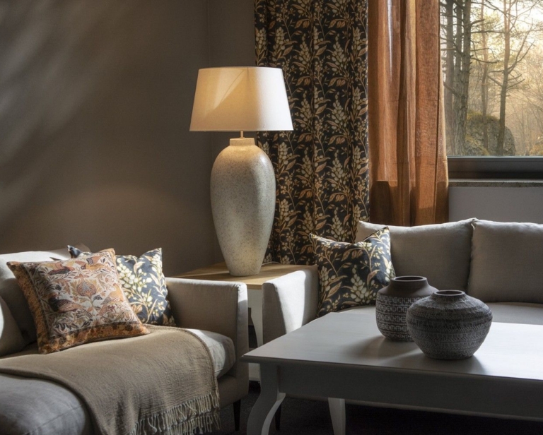 Ceramiczna podstawa lampy i abażur – duet, który nadaje wnętrzu charakter