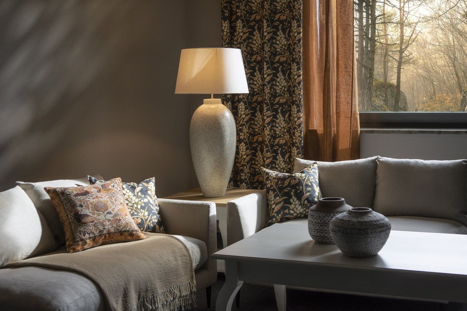 Ceramiczna podstawa lampy i abażur – duet, który nadaje wnętrzu charakter