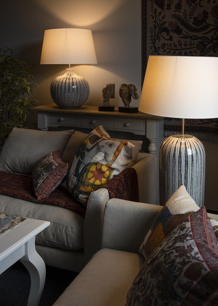 dwie ceramiczne lampy w salonie salon z lampami ceramicznymi