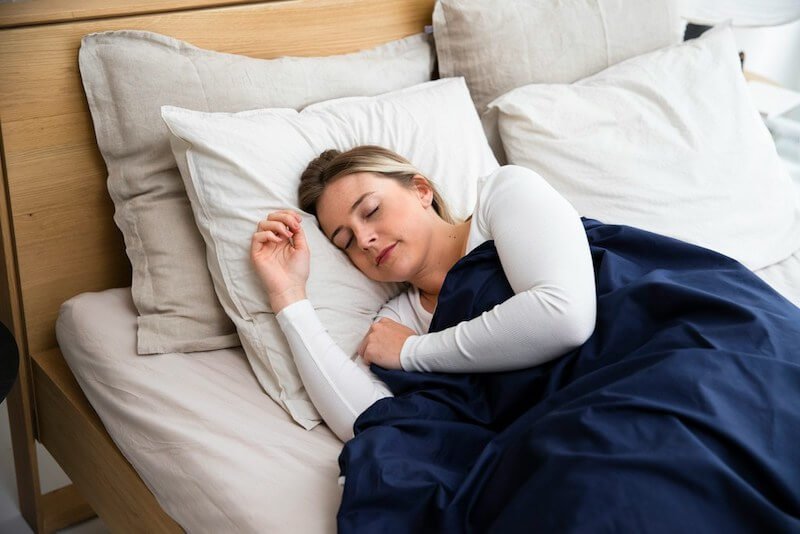 kobieta śpiąca w łóżku spanie na dobrze dobranym materacu na łóżku