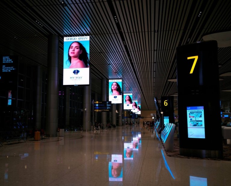 Monitor reklamowy a zwykły telewizor – czego nie wiesz o digital signage w swoim biznesie