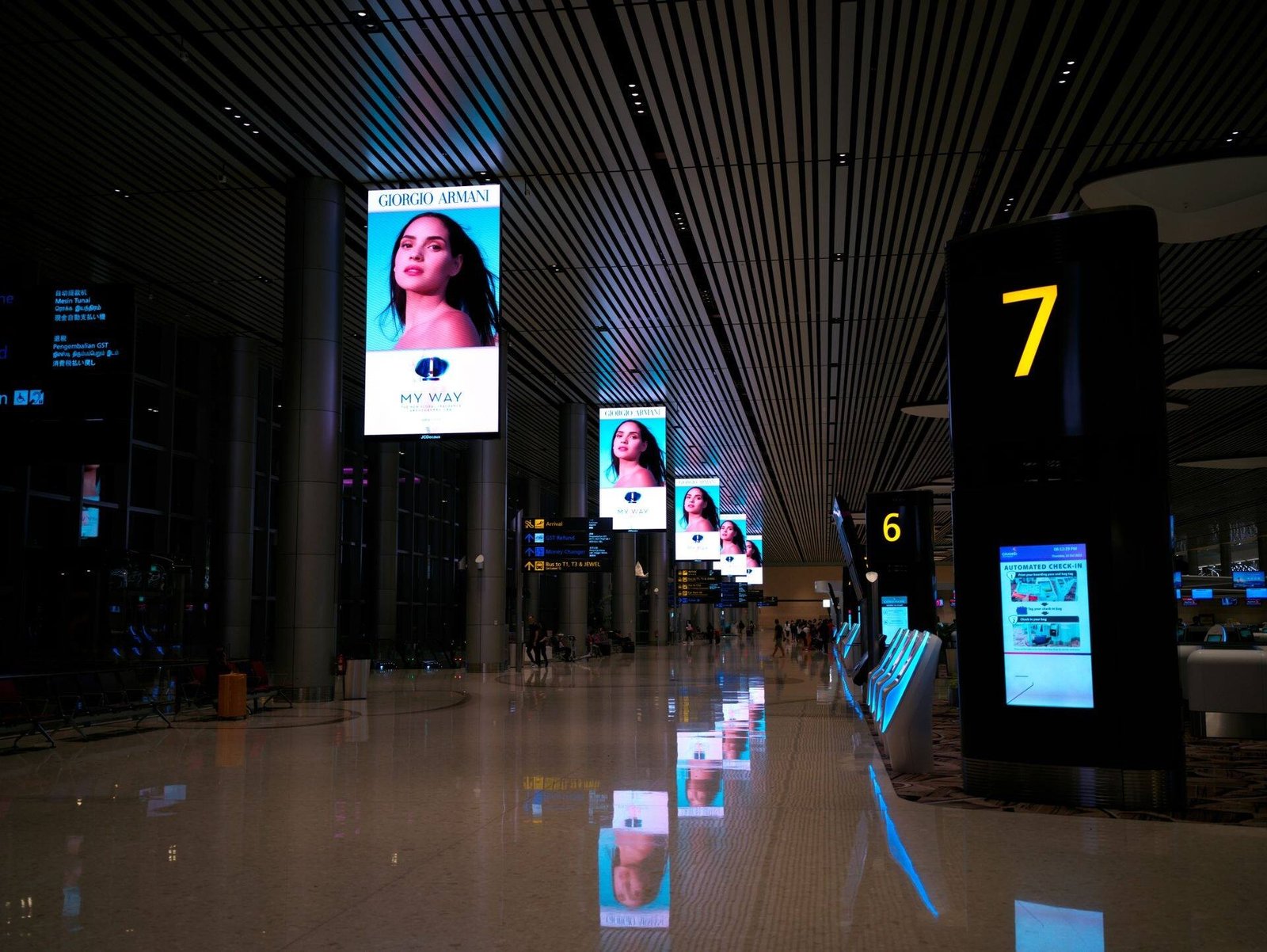 Monitor reklamowy a zwykły telewizor – czego nie wiesz o digital signage w swoim biznesie
